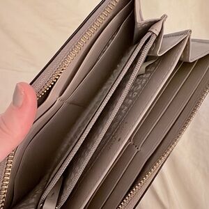 Kate Spade Wallet Price Reflects Wear 💗